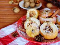 Запеченные яблоки с корицей, медом и орехами: рецепт от Светланы Фус