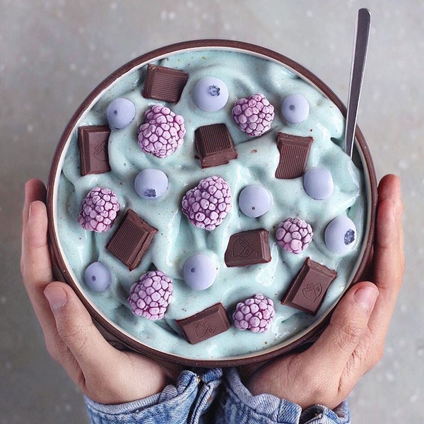 Подросток создает диетические десерты с уникальной цветовой гаммой