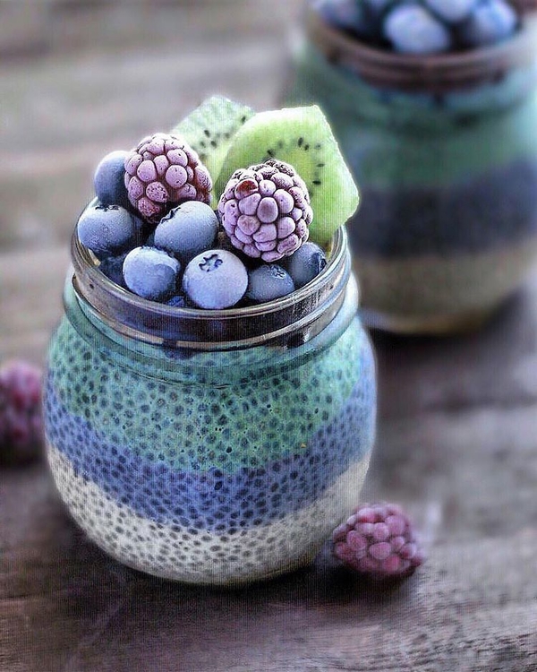 Подросток создает диетические десерты с уникальной цветовой гаммой