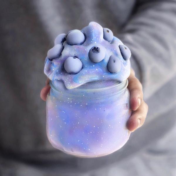 Подросток создает диетические десерты с уникальной цветовой гаммой