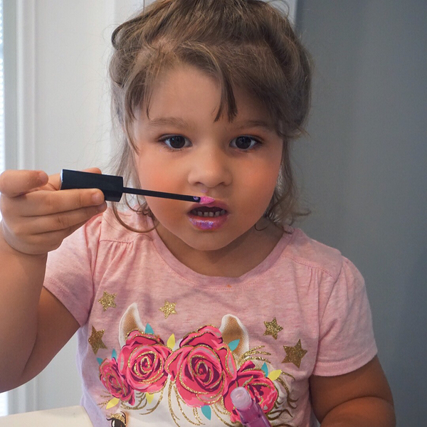 Уроки мейкапа от маленькой девочки взорвали интернет