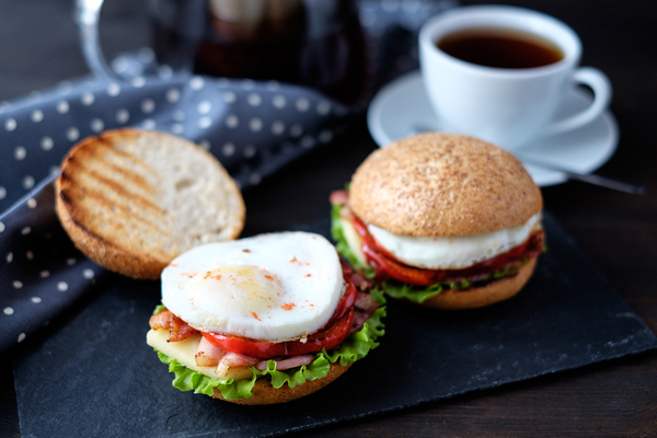Полезный завтрак: цельнозерновой бургер с яйцом
