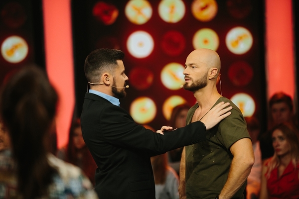 Влад Яма воровал полотенца и загорал топлес посреди торгового центра