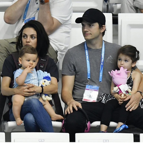 Кунис и Катчер заявили, что оставят сына и дочку без подарков на Рождество