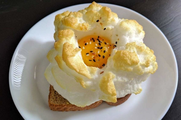 Рецепт для завтрака: яичница в облаке за 15 минут