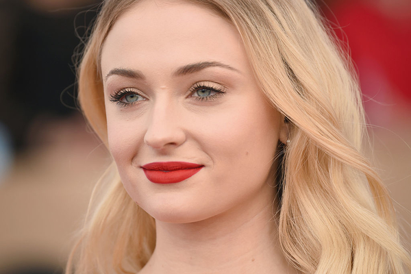 Звезда Игры престолов Софи Тернер обручилась с Джо Джонасом