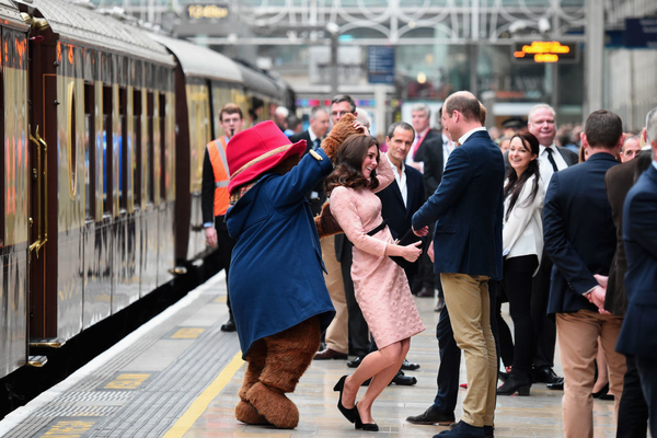 Беременная Кейт Миддлтон станцевала с медвежонком