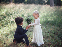 Мамы устроили милую свадебную фотосессию для своих малышей