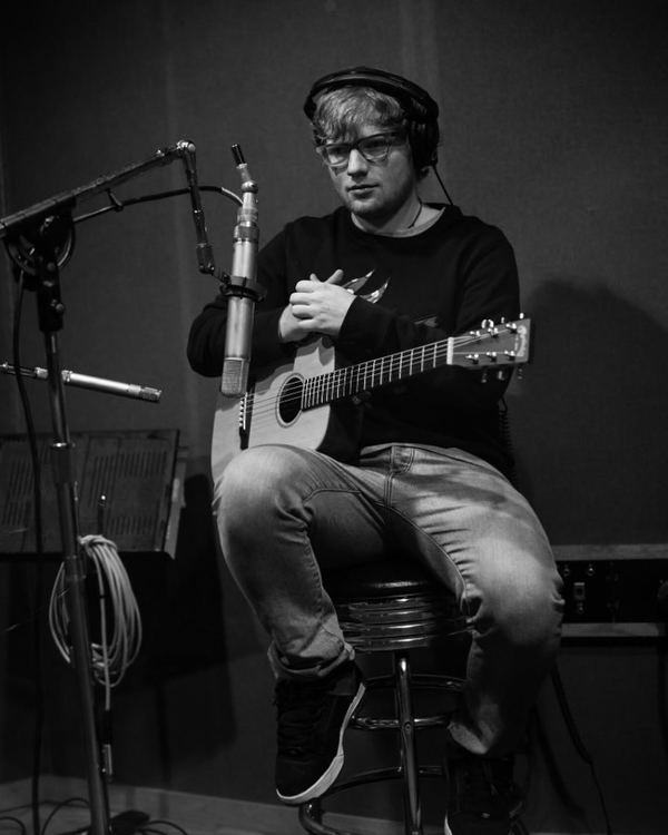 Известный британский певец сломал руку в ДТП