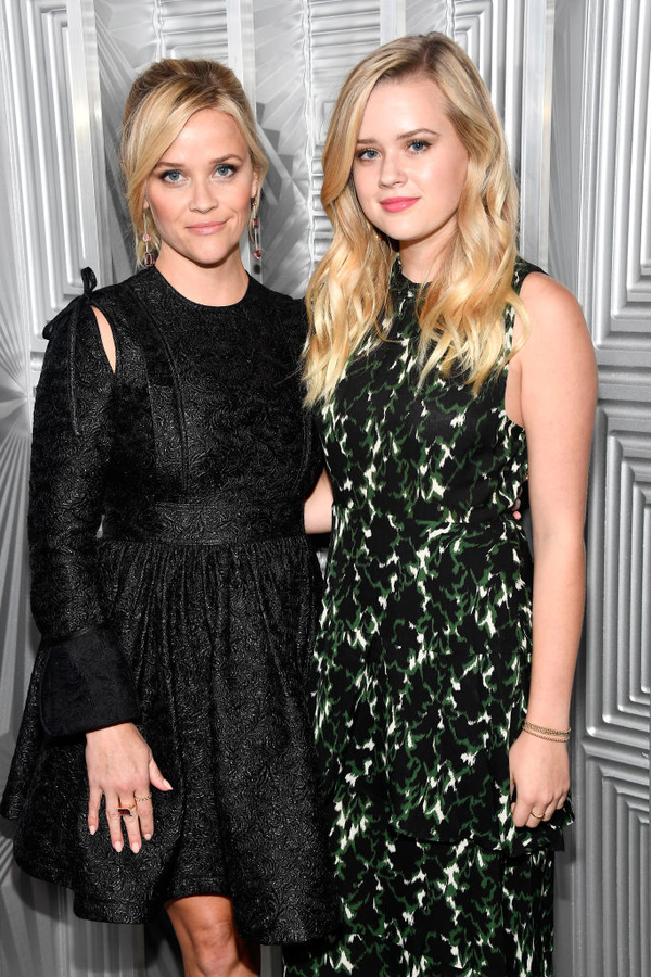 Как две капли: Риз Уизерспун вместе с дочерью вышли в свет в стильных нарядах