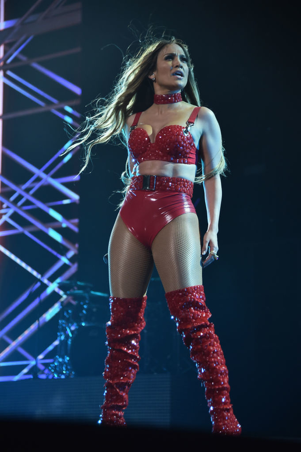Дженнифер Лопес зажгла на сцене в откровенном костюме