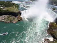 Ребенок упал в Ниагарский водопад с 30 метров и выжил