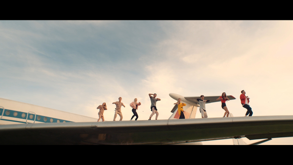 Украинская группа сняла клип на крыле самолета