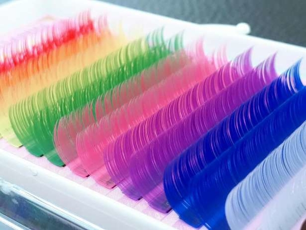 Новый тренд в Instagram: наращивание цветных ресниц