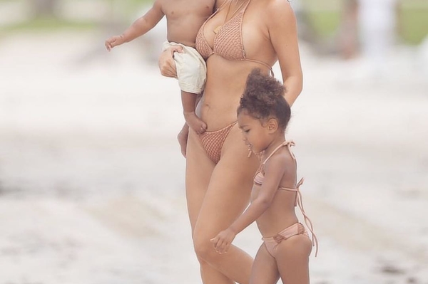 instagram.com/kimkardashian