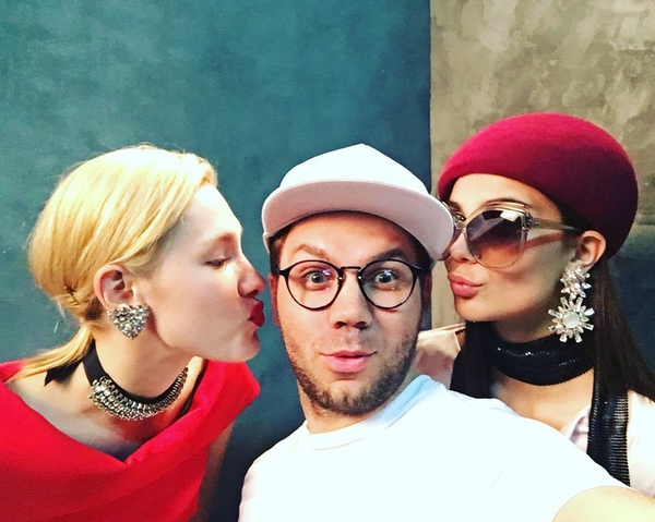 Юбилей Андре Тана: стильные образы дизайнера