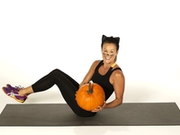 Тренировка на Хэллоуин: 4 упражнения с тыквой