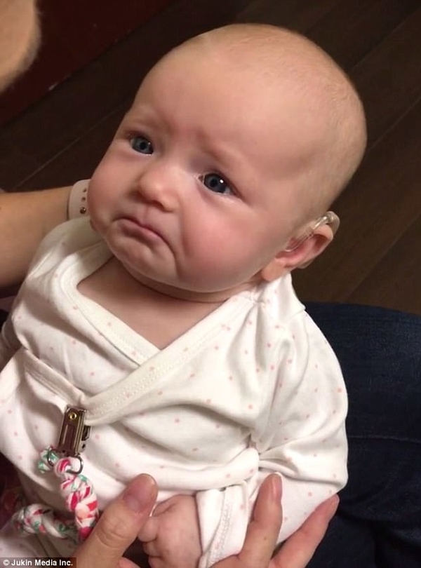 Двухмесячная глухая девочка впервые услышала мамин голос: трогательное видео