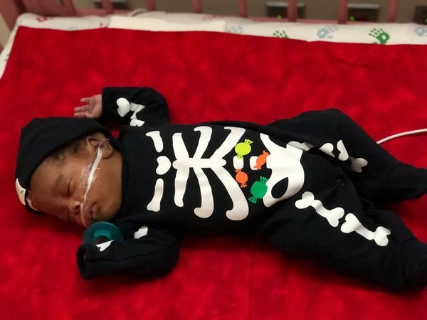 В американском роддоме новорожденные встретят Хэллоуин в костюме скелетов