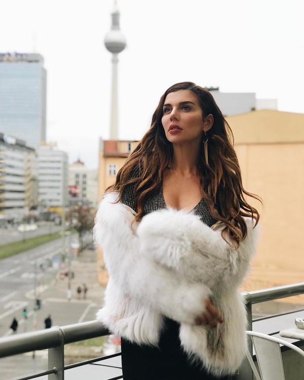 Анна Седокова удивила поклонников свадебным нарядом