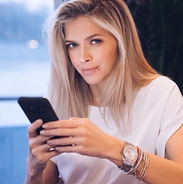 Вера Брежнева засветила голую грудь