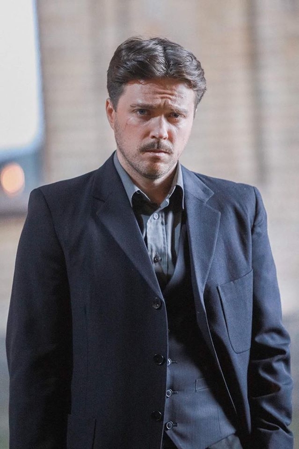 Актёр Александр Попов заинтриговал своих поклонников новыми фотографиями