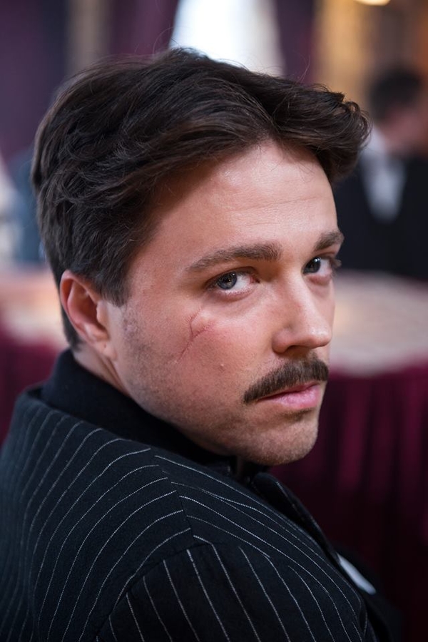 Актёр Александр Попов заинтриговал своих поклонников новыми фотографиями