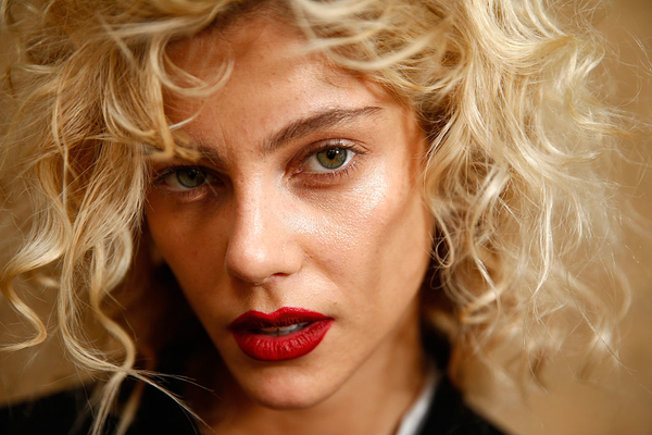 Как правильно носить красную помаду в офис: лучшие советы