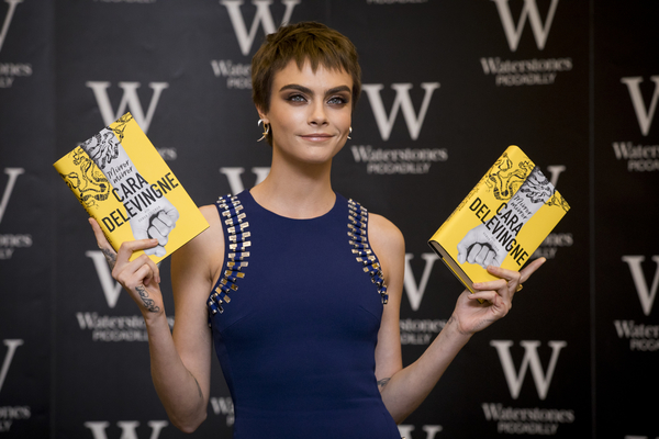 Кара Делевинь покорила публику ярким макияжем