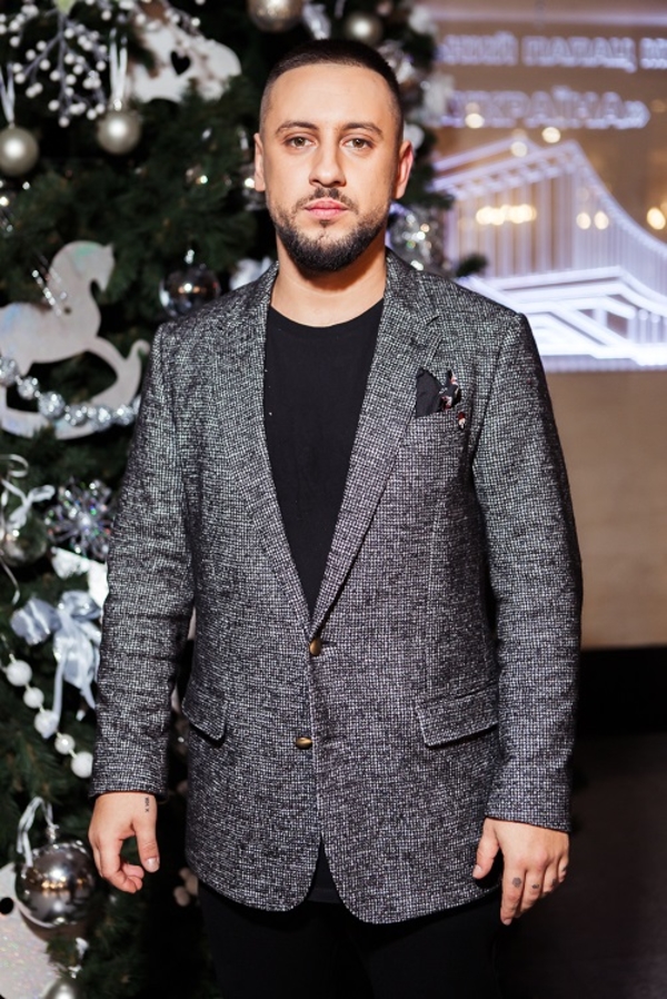 В новогоднем выпуске проекта «Вечерний Квартал» Олег Винник носил украинок на руках