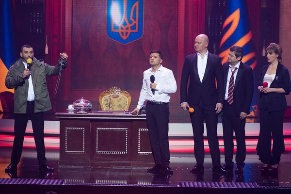 В новогоднем выпуске проекта «Вечерний Квартал» Олег Винник носил украинок на руках