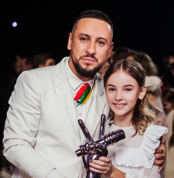 Победительница «Голосу. Діти-4» Данэлия Тулешова выступила на открытии новогодней елки