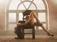 Как станцевать новогодний стриптиз и не выглядеть смешно?