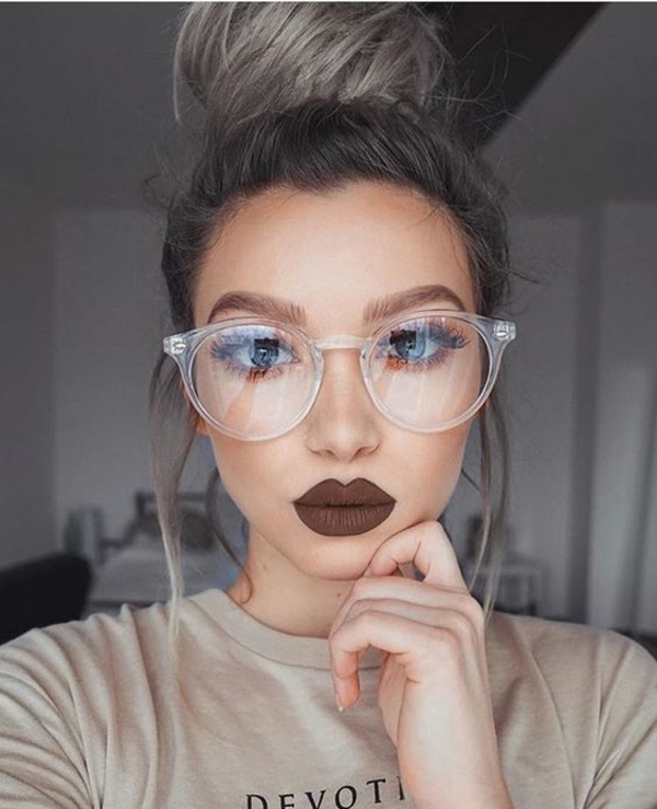 Макияж под очки: правила создания