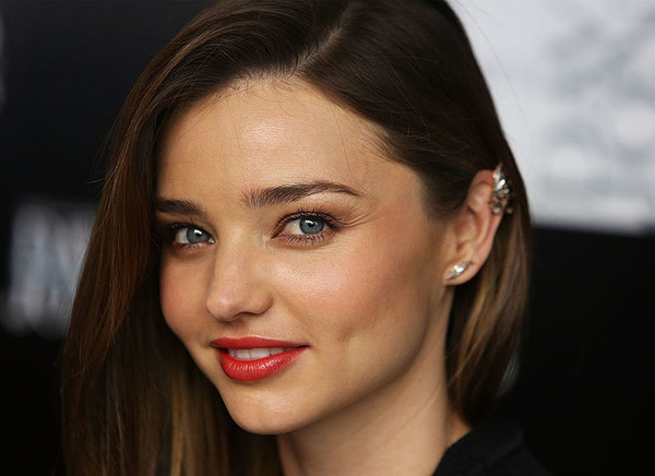 Беременная Миранда Керр вышла в свет в облегающем платье