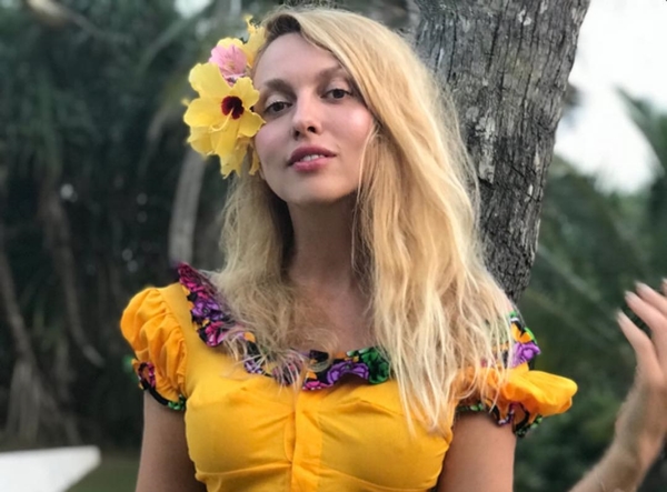 Оля Полякова похвасталась "бесконечными ногами"