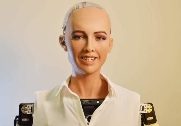 Журналистка ТСН парализовала своим вопросом знаменитого робота Софию