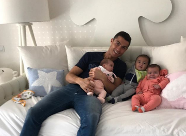 Звездный отдых: Криштиану Роналду проводит время с возлюбленной и детьми