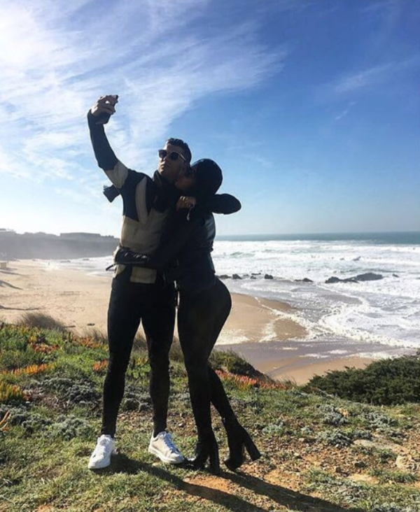 Звездный отдых: Криштиану Роналду проводит время с возлюбленной и детьми