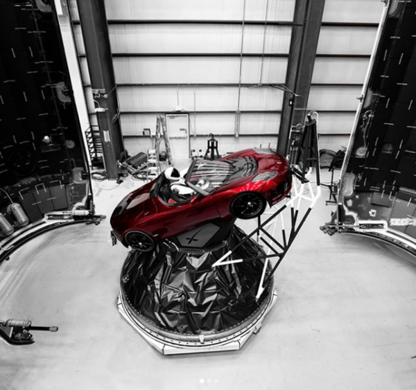 Илон Маск запустил ракету Falcon Heavy к Марсу