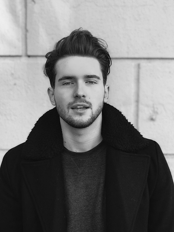 Артисты под прицелом: певец Денис Реконвальд стал жертвой хакеров-вымогателей