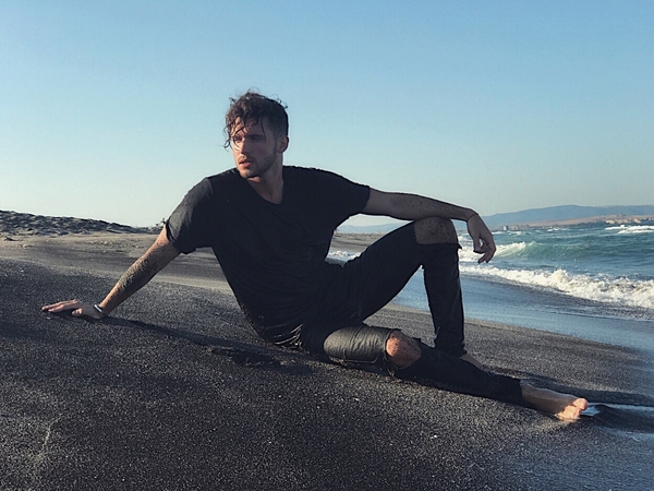 Артисты под прицелом: певец Денис Реконвальд стал жертвой хакеров-вымогателей