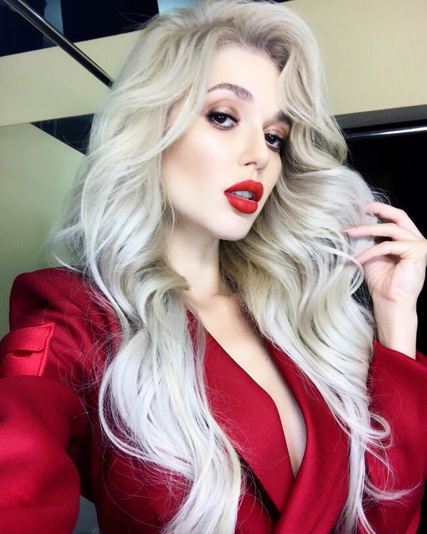 Эрика Герцег заинтриговала поклонников кольцом на безымянном пальце