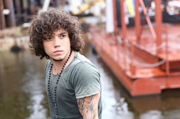 Украинский певец в День святого Валентина подарил своим поклонницам одеяло