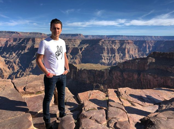 Александр Скичко ко Дню влюбленных предстал в образе Купидона (фото)