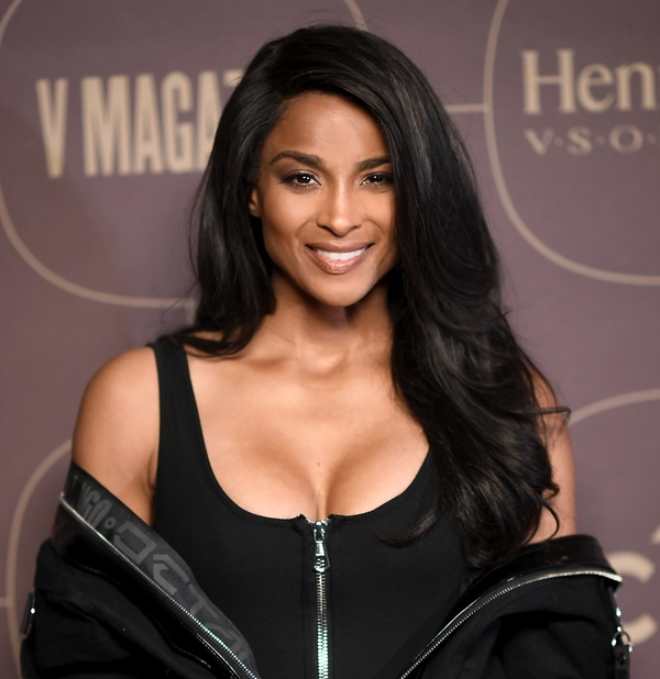 Певица Сиара впервые показала лицо дочери