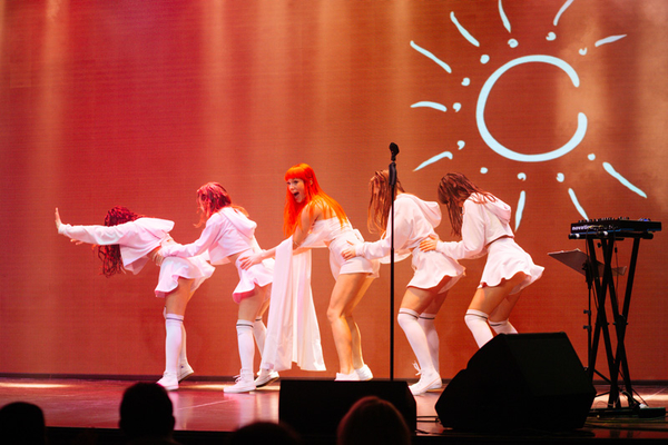 Только о любви: TARABAROVA дала сольный концерт ко Дню святого Валентина