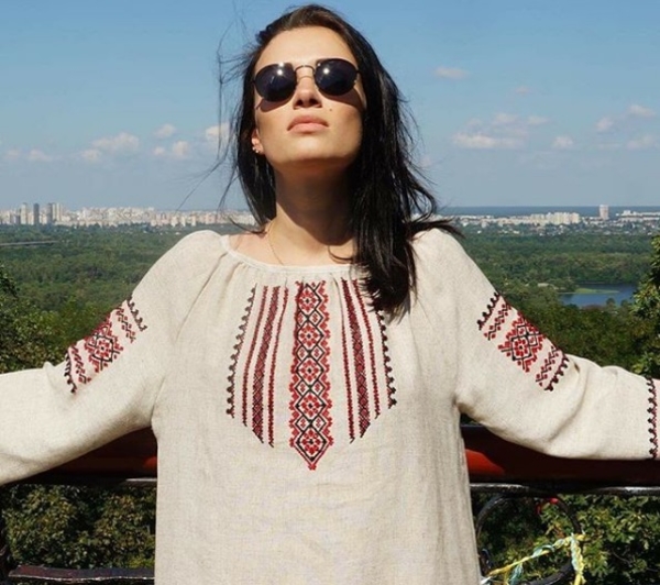 10 украинских звезд, которые носят национальную одежду
