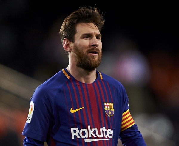 Известный футболист стал многодетным отцом