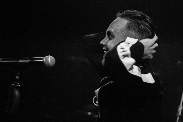 Стихия Воды и Стихия Огня: как прошёл первый сольник Артема Пивоварова?